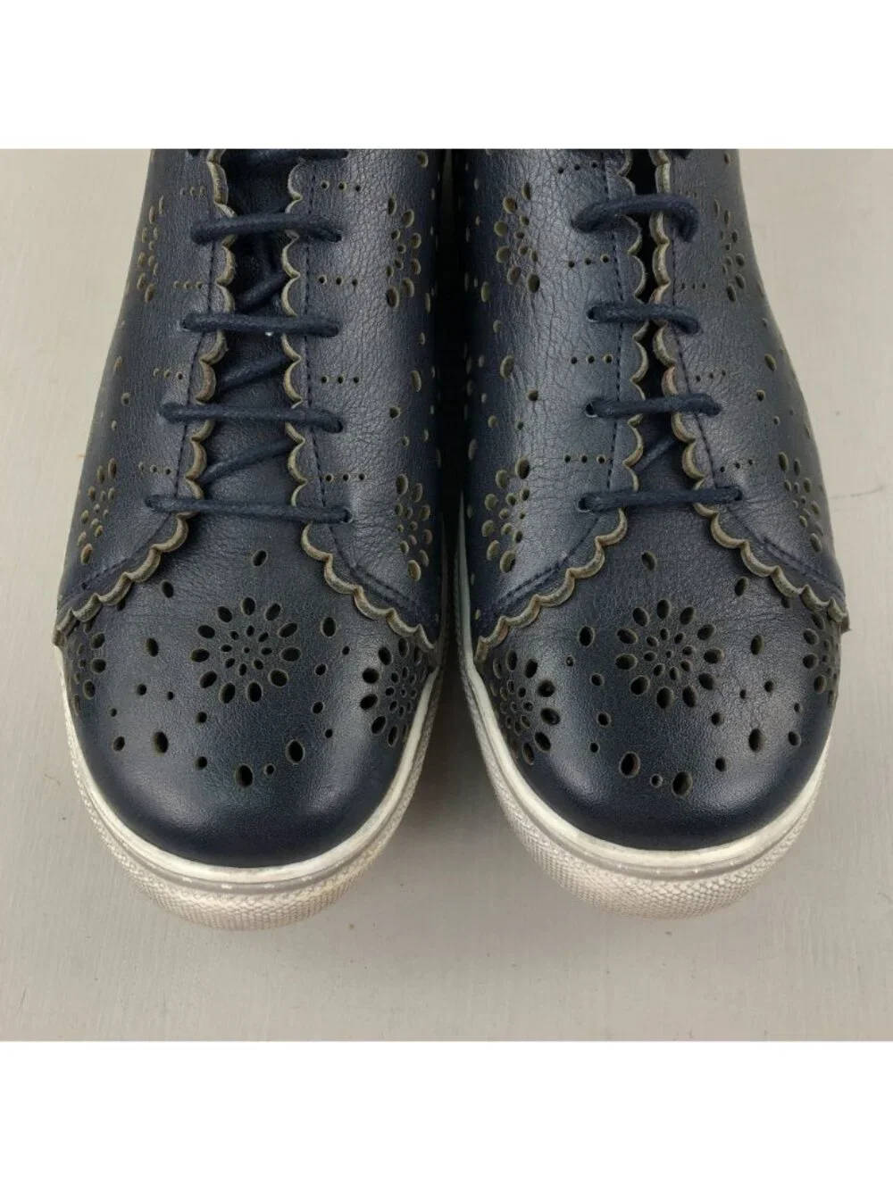 Gelato Women's Size 41 Black Leather Floral Perforated Lace-Up Low Top Sneakers